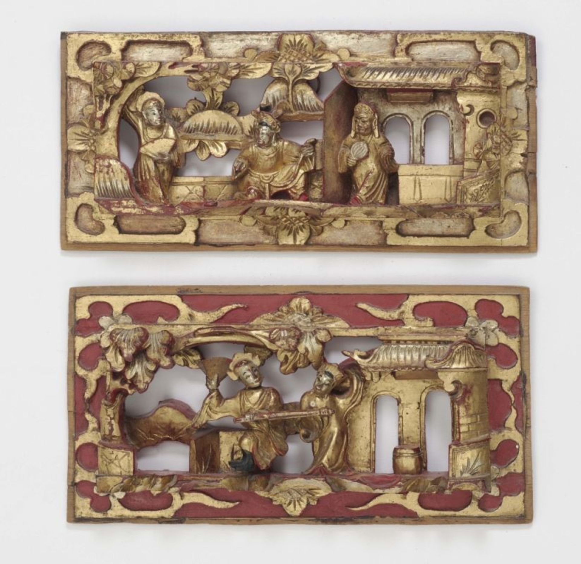 Vier Reliefschnitzereien China Holz, geschnitzt, Rot und Gold gefasst. Verschiedene figürliche