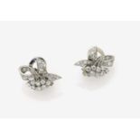 Ein Paar Ohrstiftclips mit Diamant-Brillanten USA, 1950er-1960er Jahre Fassung: Platin 950/-,