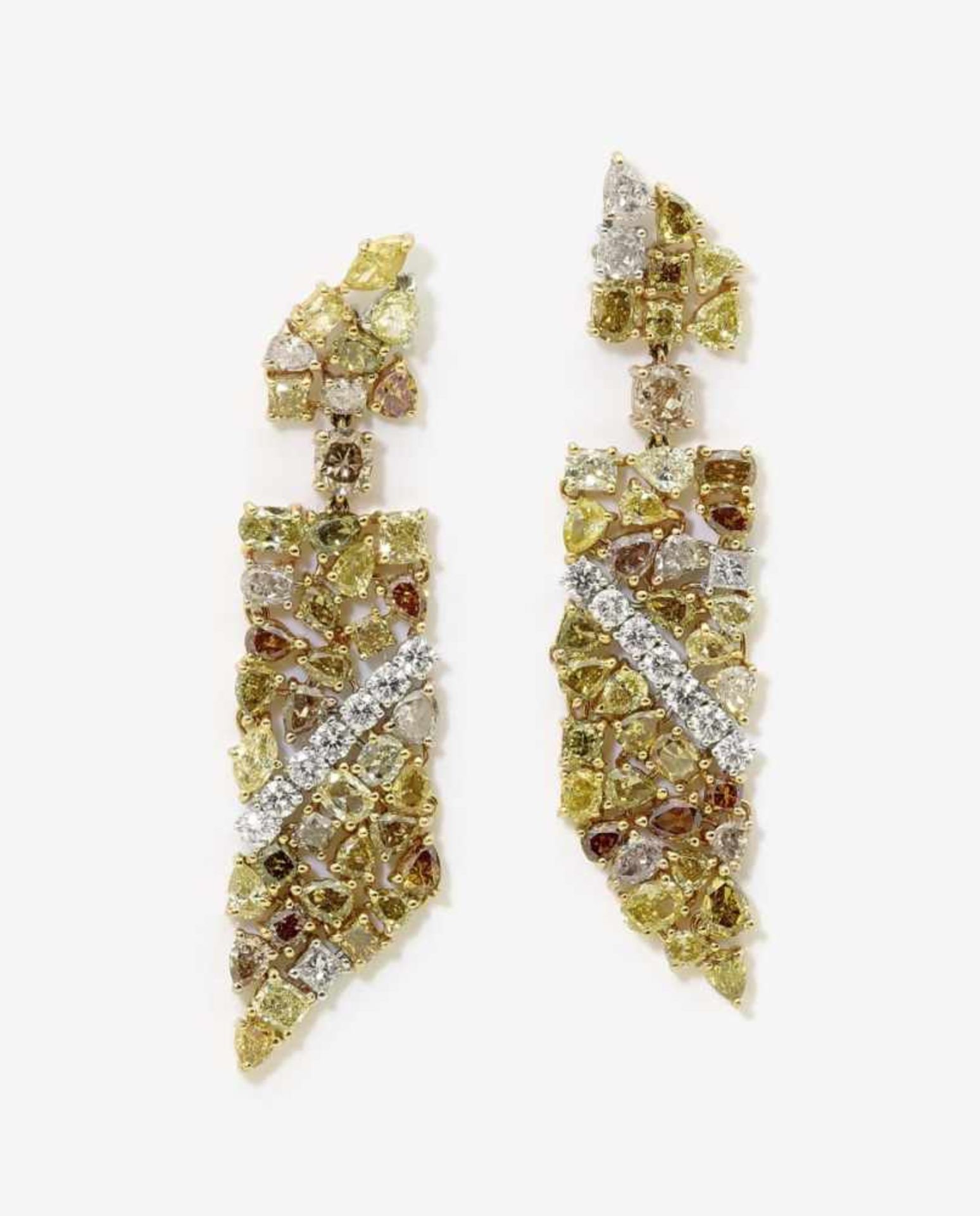 Ein Paar Ohrstiftgehänge mit Diamanten in vielfarbigen natürlichen Fancy Farben und Formen sowie