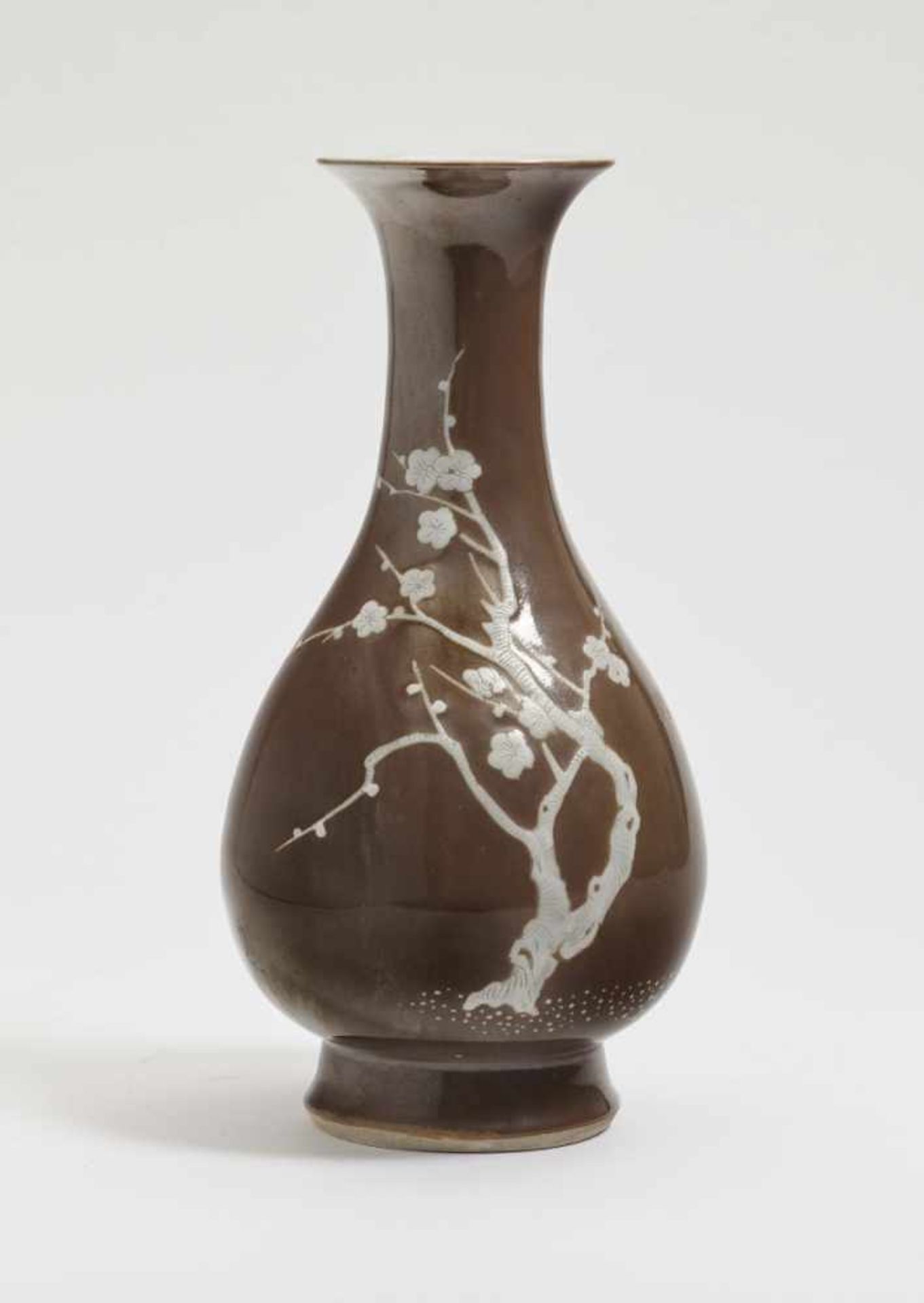 Vase China, Qing Porzellan. Balusterform. Weiße, reliefierte Prunuszweige auf "cafe-au-lait"-