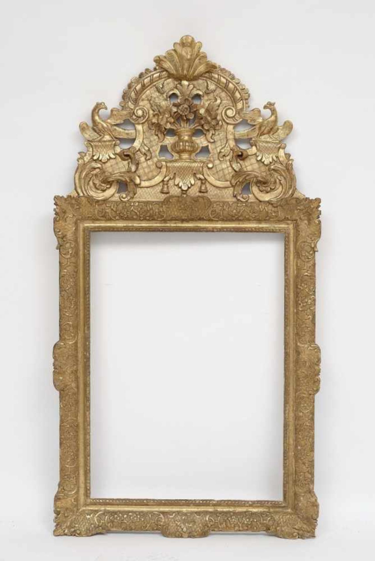 Rahmen mit Aufsatz Frankreich, 1. Hälfte 18. Jh. Holz, geschnitzt, gold gefasst. Dekor mit