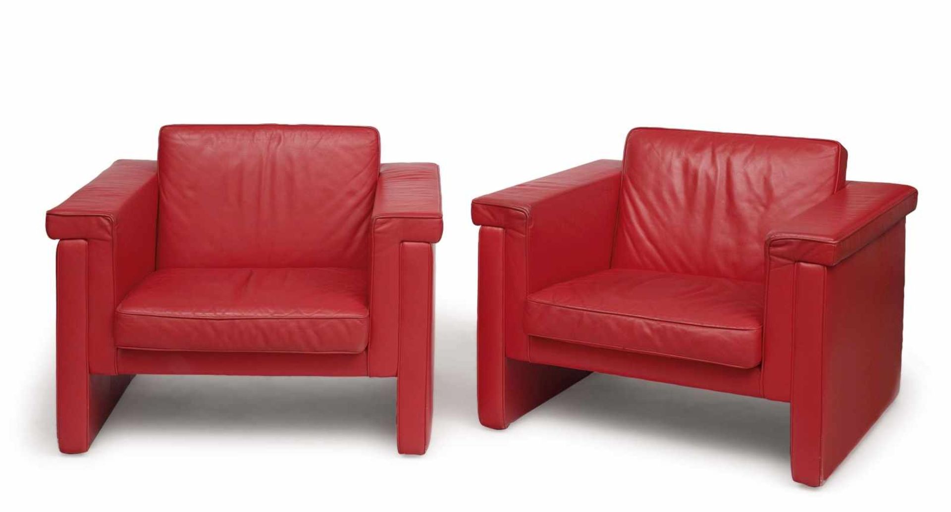 Vier Armlehnsessel wohl Italien, 1980er Jahre Rotes Leder. Lose Sitzkissen. Gebrauchsspuren. 60 x 88
