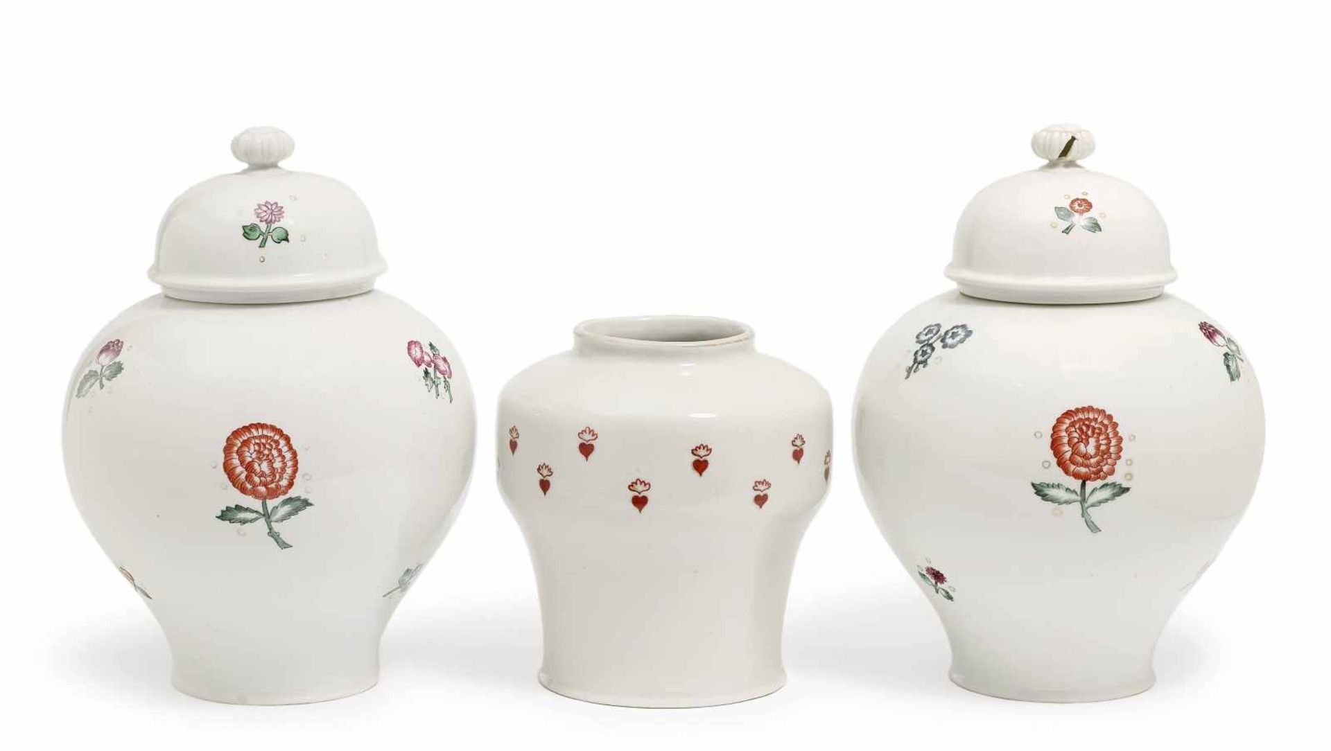 Zwei Deckelvasen und eine Vase Bavaria, um 1910, Adelbert Niemeyer Porzellan. Balusterförmig. Rote