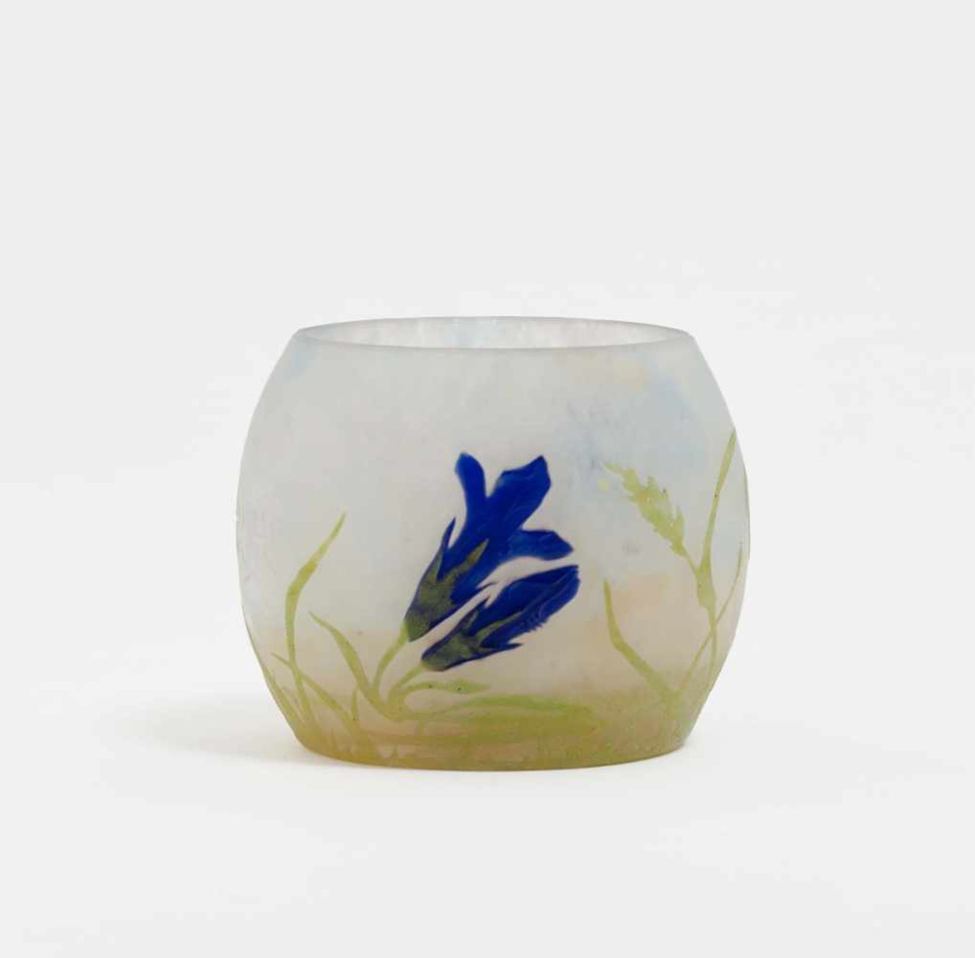 Vase Daum Frères, Nancy, 1912 Farbloses Überfangglas mit weißen und hellblauen