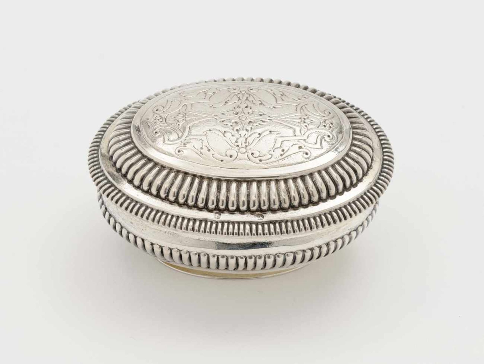 Dose Augsburg, 1713 - 1717, Elias Adam Silber, teilvergoldet. Profilierte Ovalform. Getriebener,