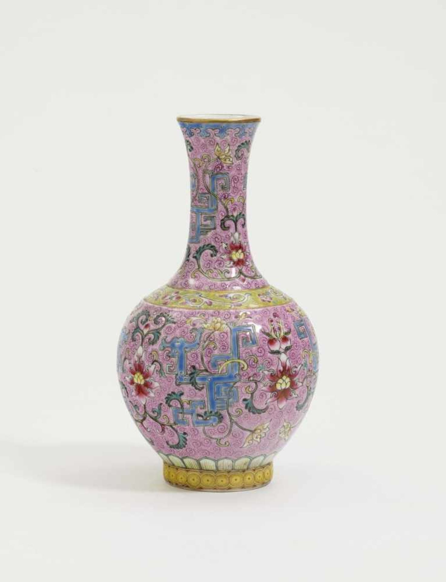 Vase China, 20. Jh. Porzellan. Goldstaffage. Balusterform. Bunter floraler und ornamentaler