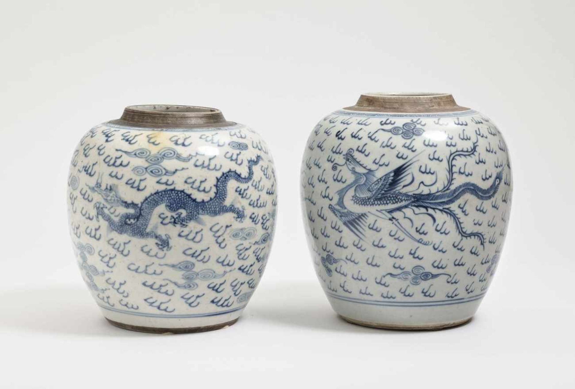 Ein Paar Ingwertöpfe China, Qing Porzellan. Blaudekor: Drache und Phönix in Wolken. Deckel fehlen.