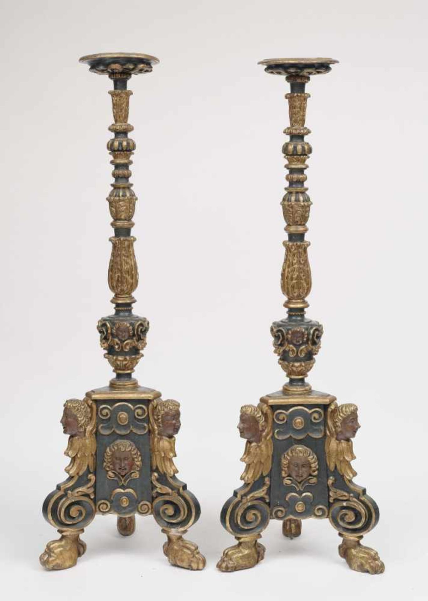 Ein Paar Altarleuchter Italien, 17. Jh. Holz, gold u. polychrom gefasst. Volutensockel auf drei