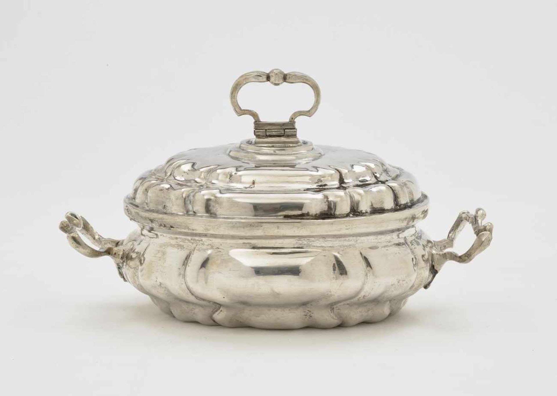 Kleine DeckelterrineAugsburg, 1747 - 1749, Johann Leonhard Allmann Silber. Oval mit zwei