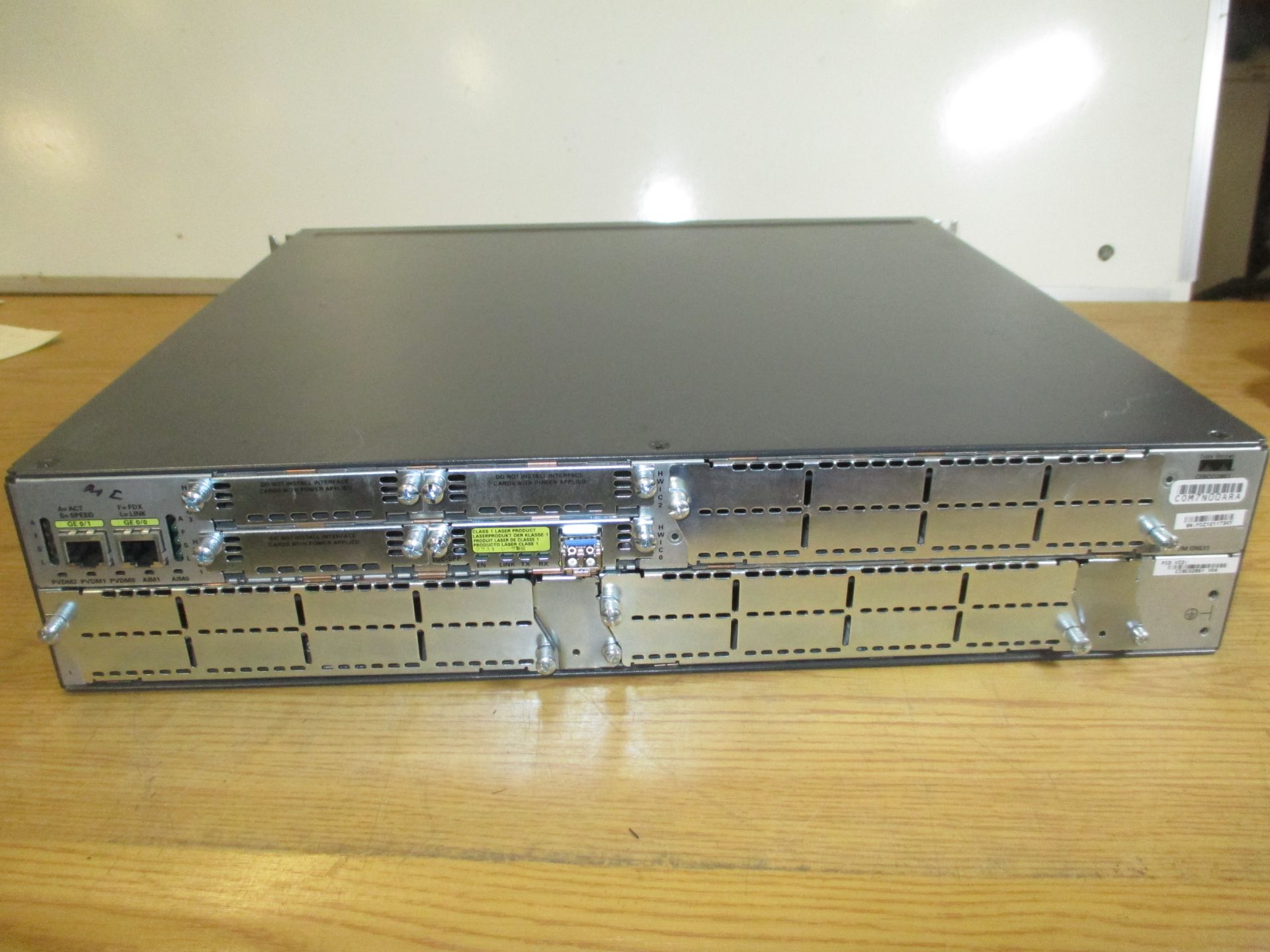 CISCO 2800 SERIES INTEGRATED SERVICES ROUTER. MODEL CISCO2851 V04. WITH 1 X HWIC-1GE-SFP. - Image 2 of 2