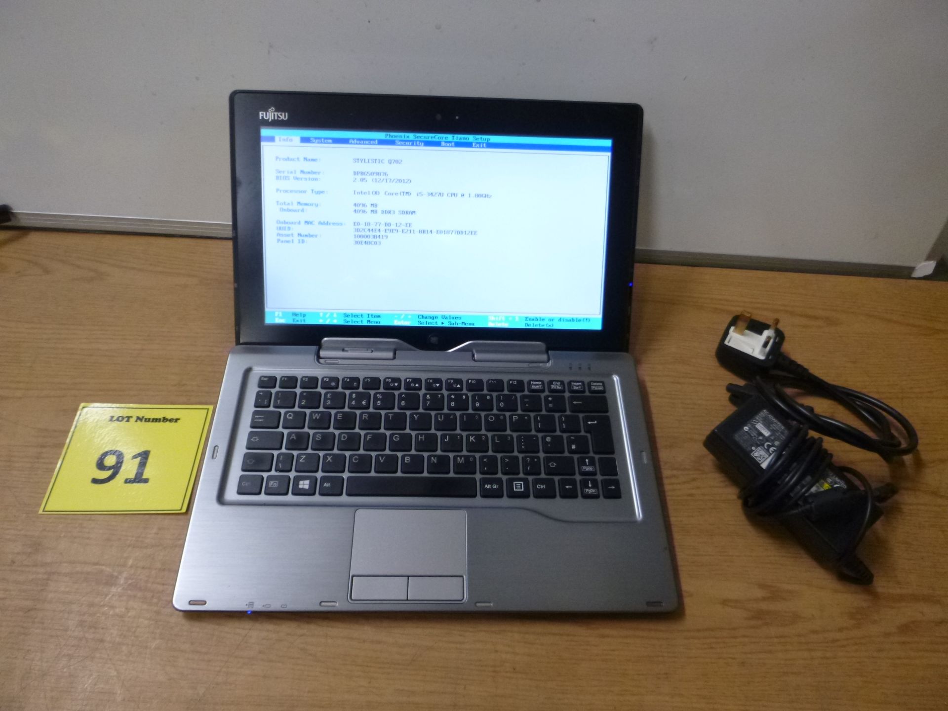 Fujitsu Stylistic Q702 Core i5 1.8GHZ, 4GB RAM, 256GB SSD DRIVE Tablet + Keyboard Dock & PSU