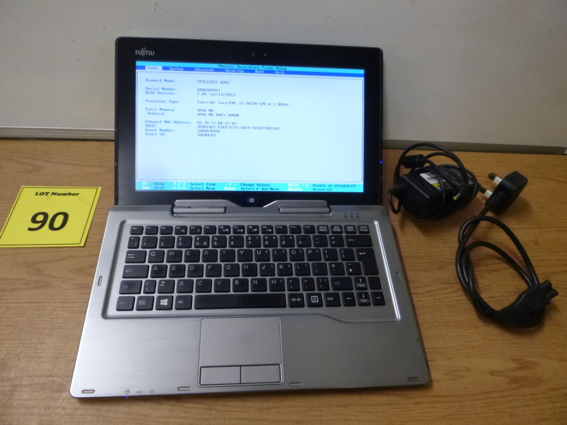 Fujitsu Stylistic Q702 Core i5 1.8GHZ, 4GB RAM, 256GB SSD DRIVE Tablet + Keyboard Dock & PSU