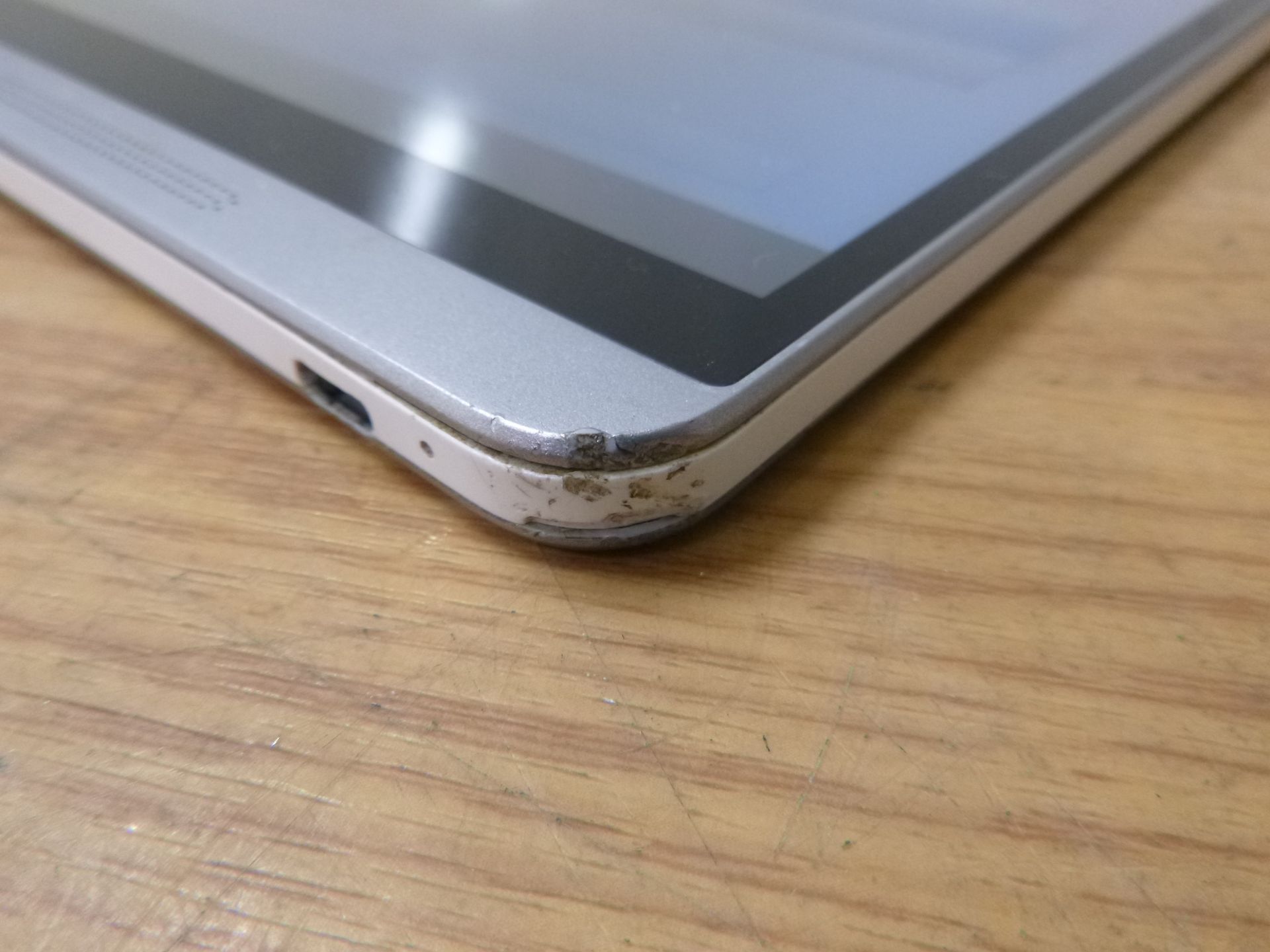 HUAWEI MEDIA PAD MODEL S8-301L, 16GB. SLIGHT DENTS ON CORNERS. SEE PHOTO. - Image 3 of 3