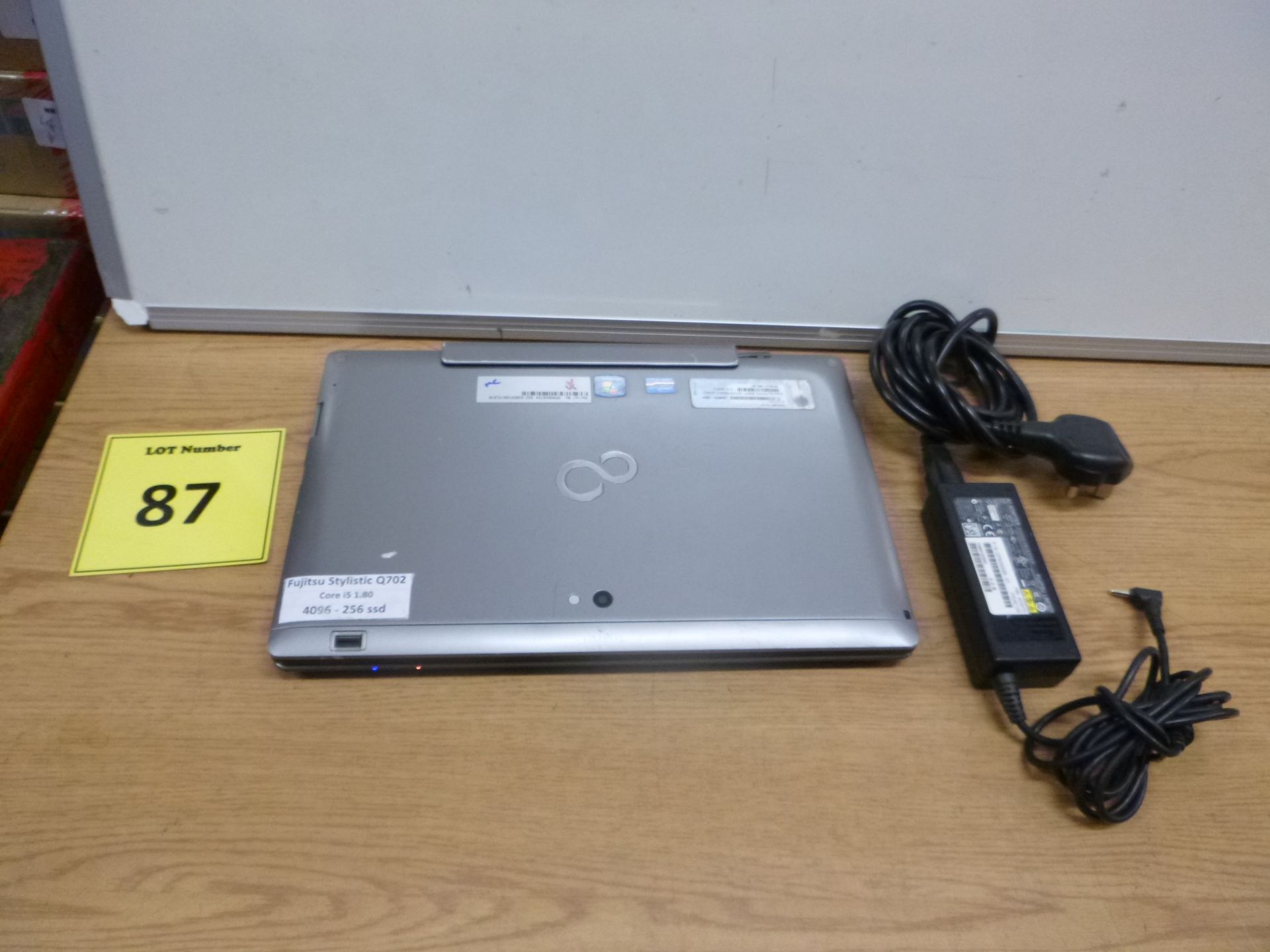 Fujitsu Stylistic Q702 Core i5 1.8GHZ, 4GB RAM, 256GB SSD DRIVE Tablet + Keyboard Dock & PSU - Image 2 of 2