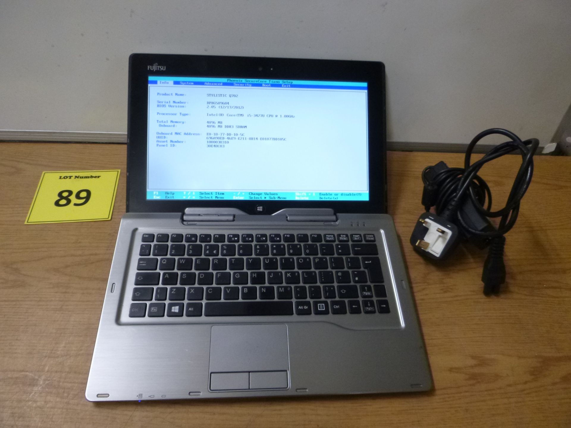 Fujitsu Stylistic Q702 Core i5 1.8GHZ, 4GB RAM, 256GB SSD DRIVE Tablet + Keyboard Dock & PSU