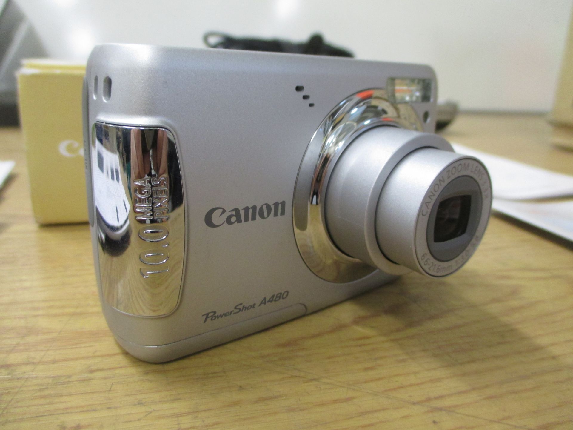 CANON POWERSHOT A480 10MP DIGITAL CAMERA. BOXED WITH BATTERIES, MEMORY CARD & INSTRUCTIONS