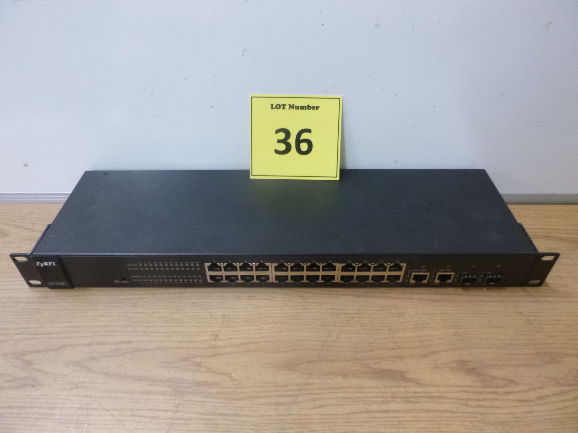 ZyXEL Dimension ES-1528 24-Port Switch.