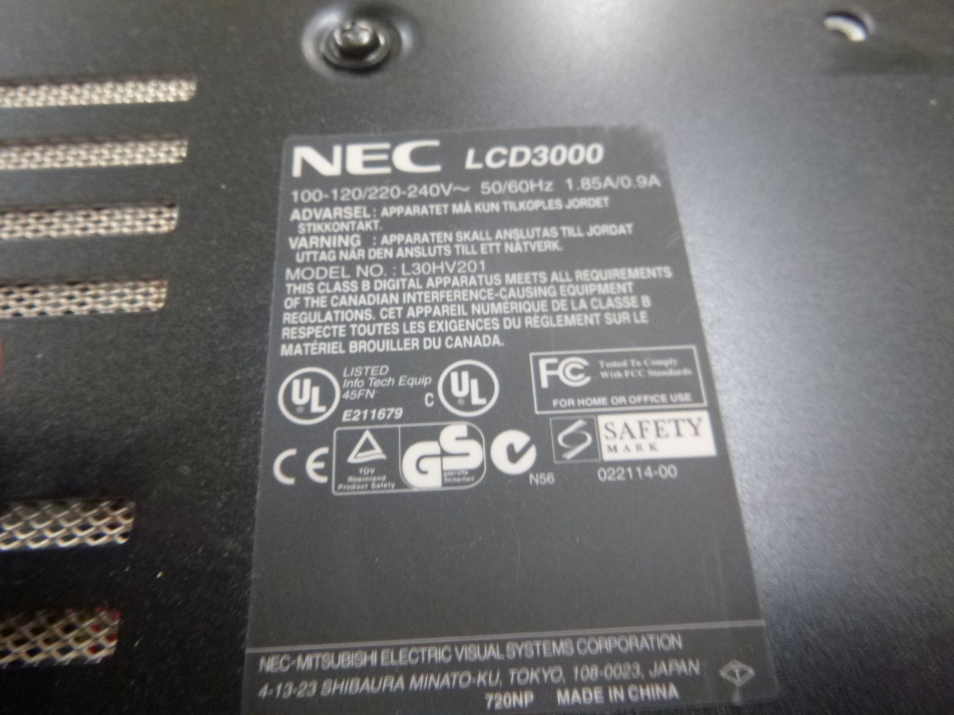 NEC 30" DISPLAY MONITOR. MODEL LCD3000 (FEW LIGHT SCRATCHES ON SCREEN) - Image 2 of 3