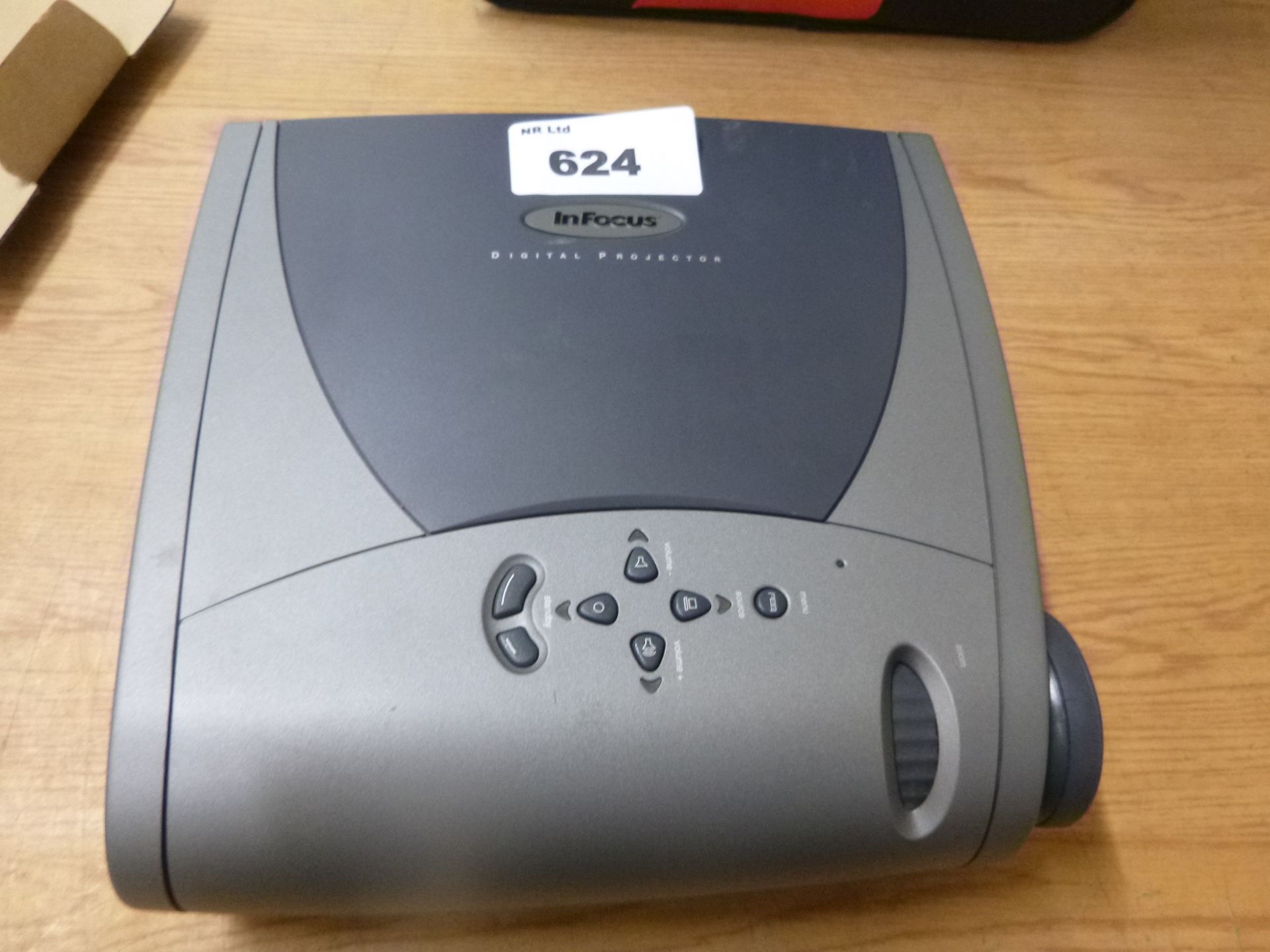 INFOCUS LP350 Projector. COMPLETE WITH CARRYCASE,REMOTE, USER GUIDE-SEE PHOTOS - Image 4 of 5