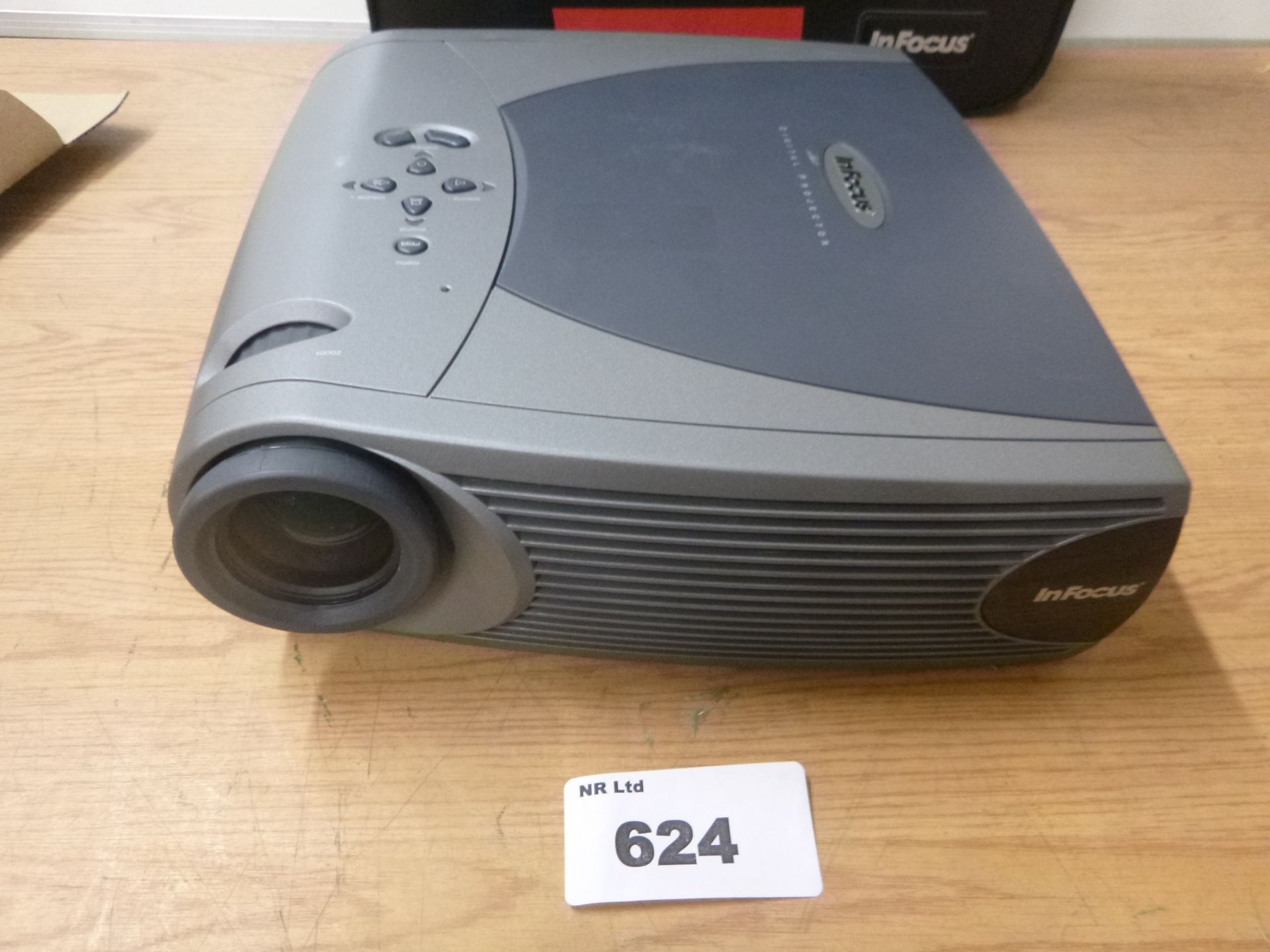 INFOCUS LP350 Projector. COMPLETE WITH CARRYCASE,REMOTE, USER GUIDE-SEE PHOTOS - Image 3 of 5