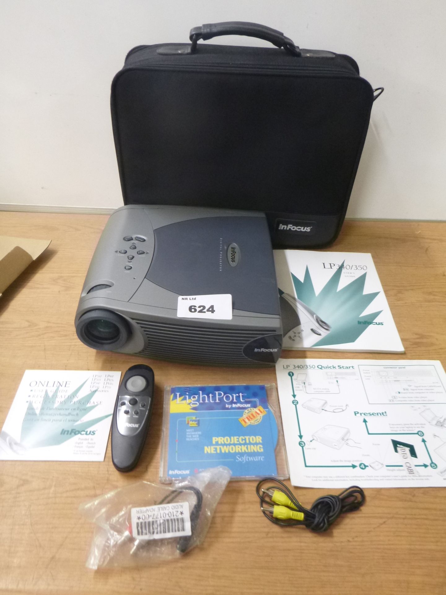 INFOCUS LP350 Projector. COMPLETE WITH CARRYCASE,REMOTE, USER GUIDE-SEE PHOTOS