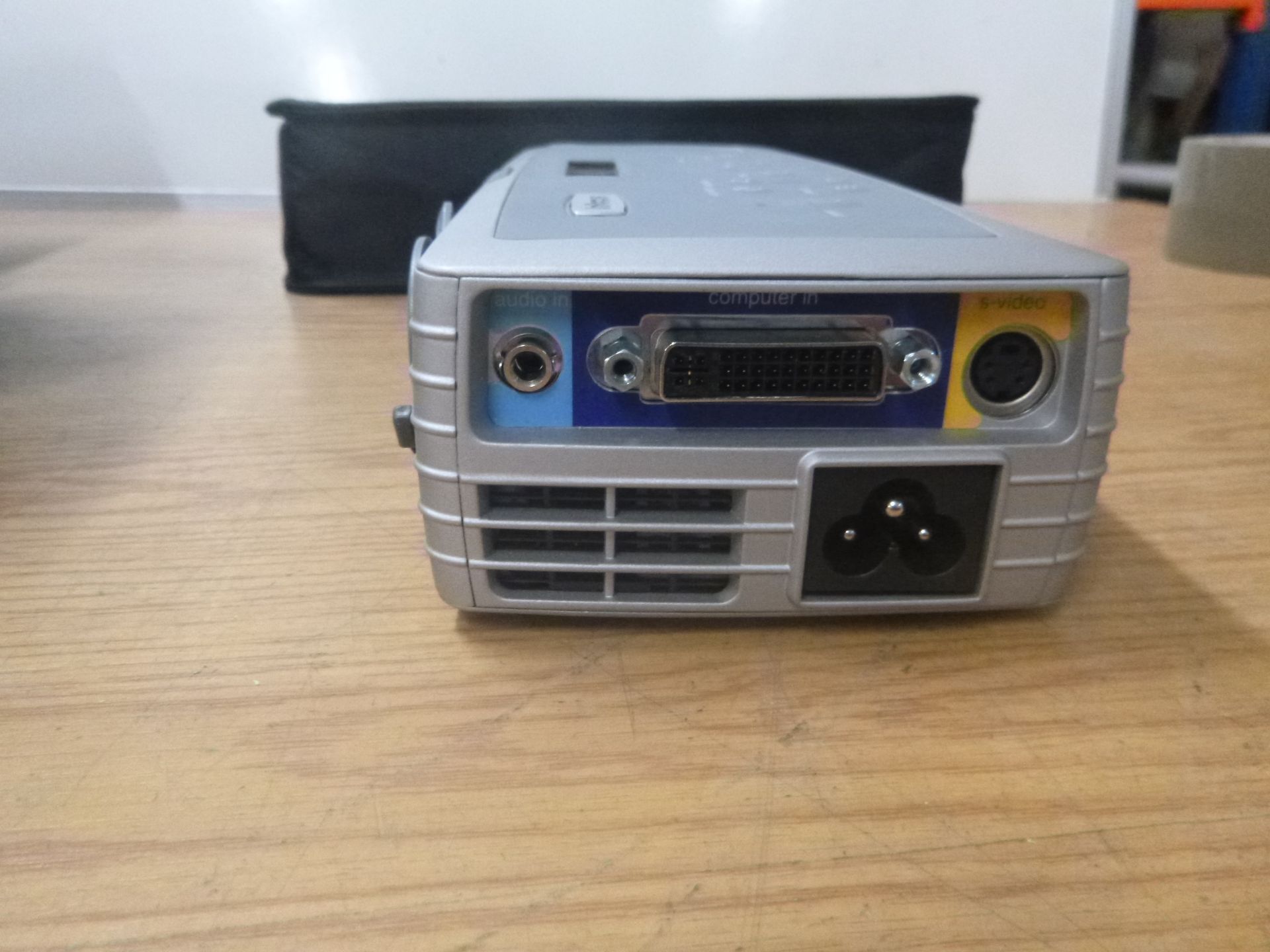 INFOCUS LP120 PROJECTOR. WITH CARRY CASE. - Bild 5 aus 5