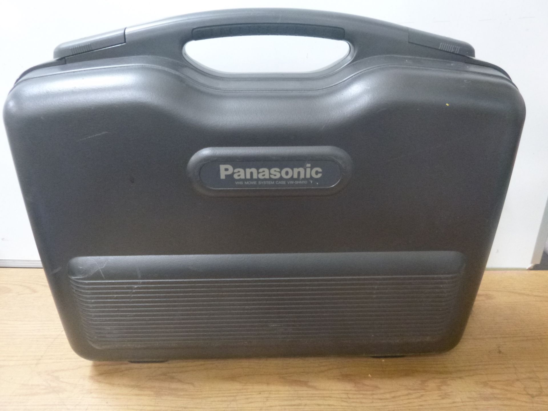 PANASONIC M10 STEREO AV ZOOM VHS MOVIE CAMERA IN ORIGINAL FITTED CASE WITH PSU AND CABLES - Bild 2 aus 2