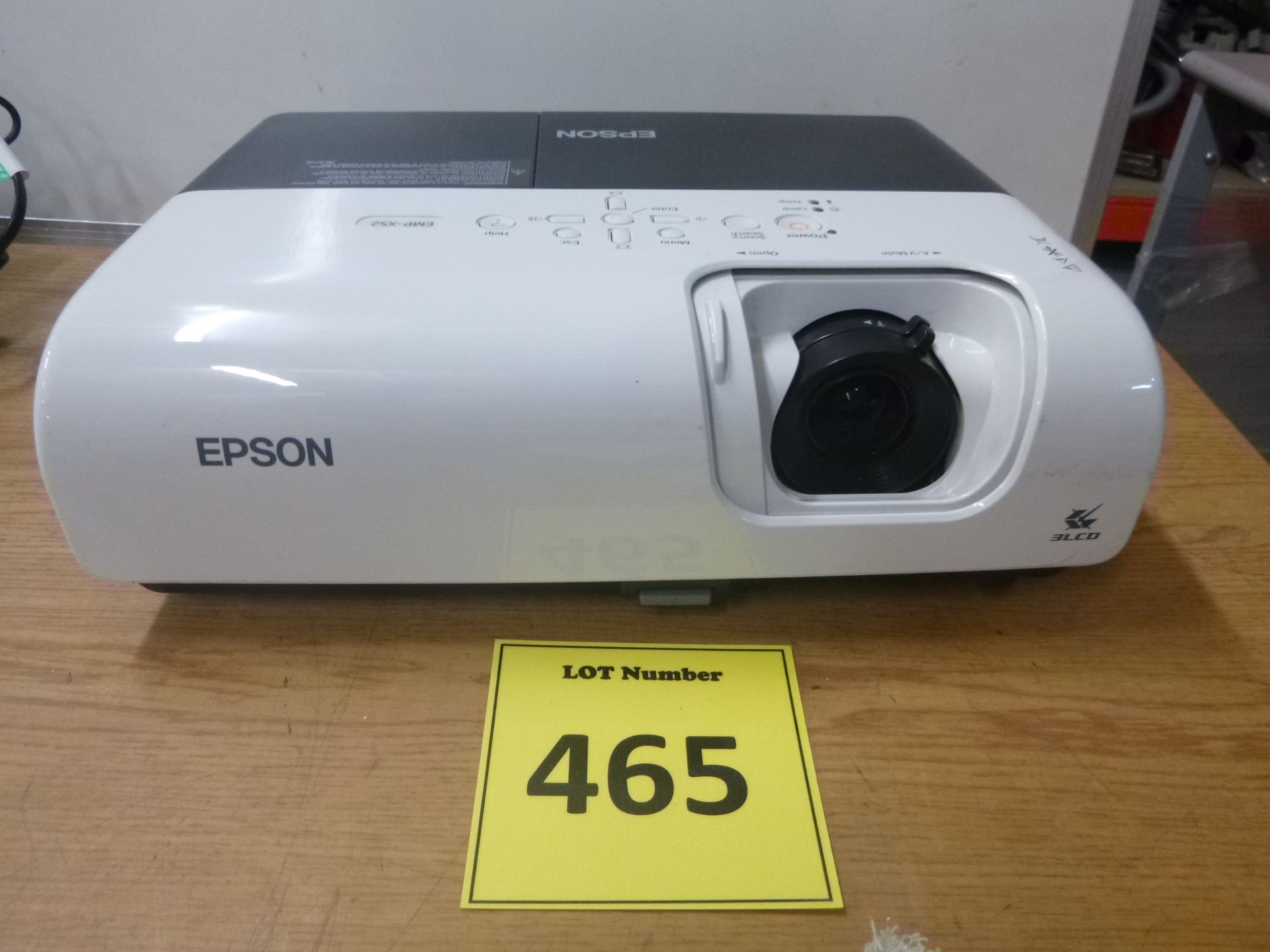 EPSON 3LCD PROJECTOR. MODEL EMP-X52. SEE PHOTO FOR LAMP HOURS. - Bild 3 aus 4