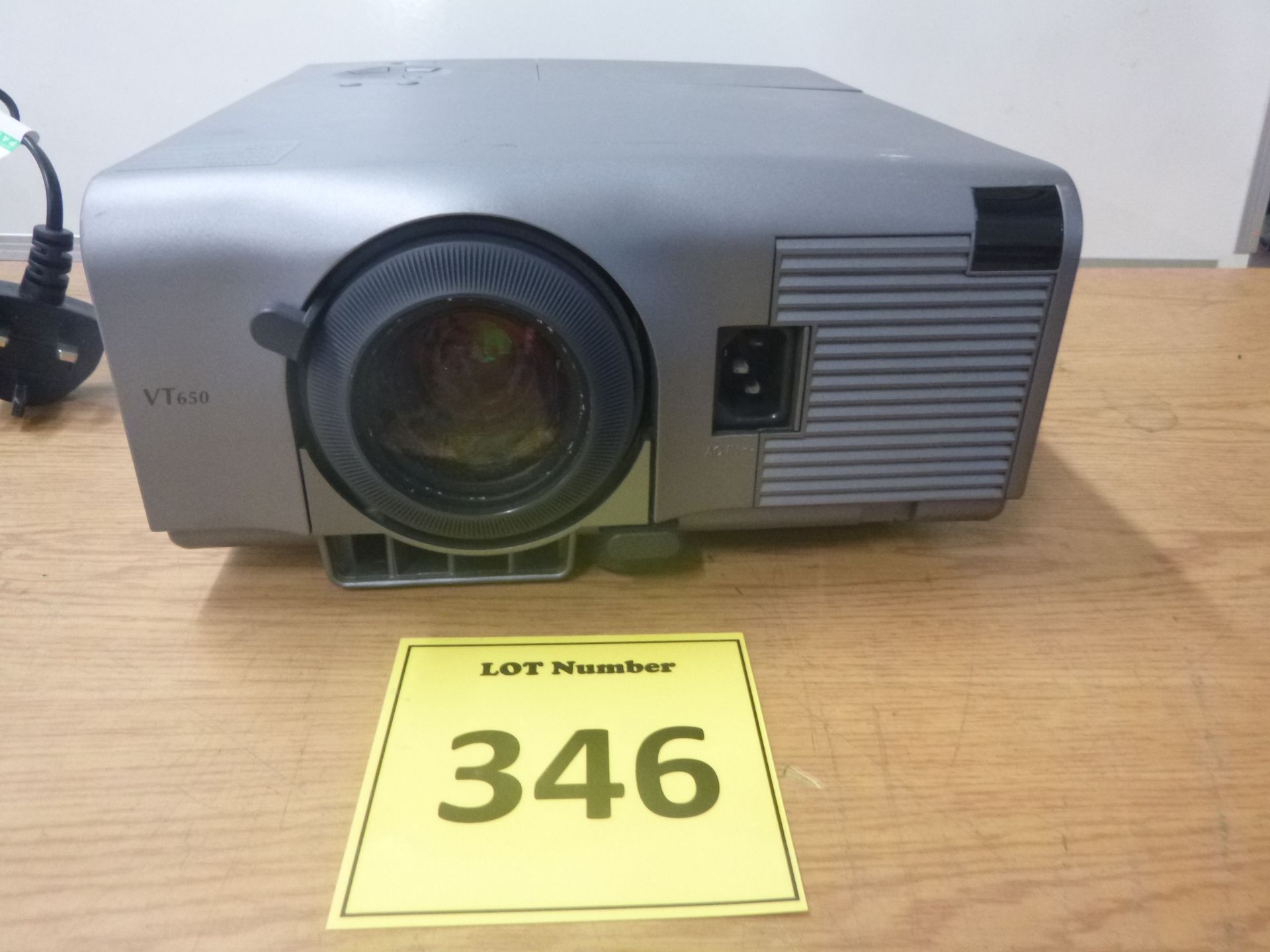 NEC VT650 PROJECTOR. . SHOWING 1198 LAMP HOURS. - Bild 2 aus 3