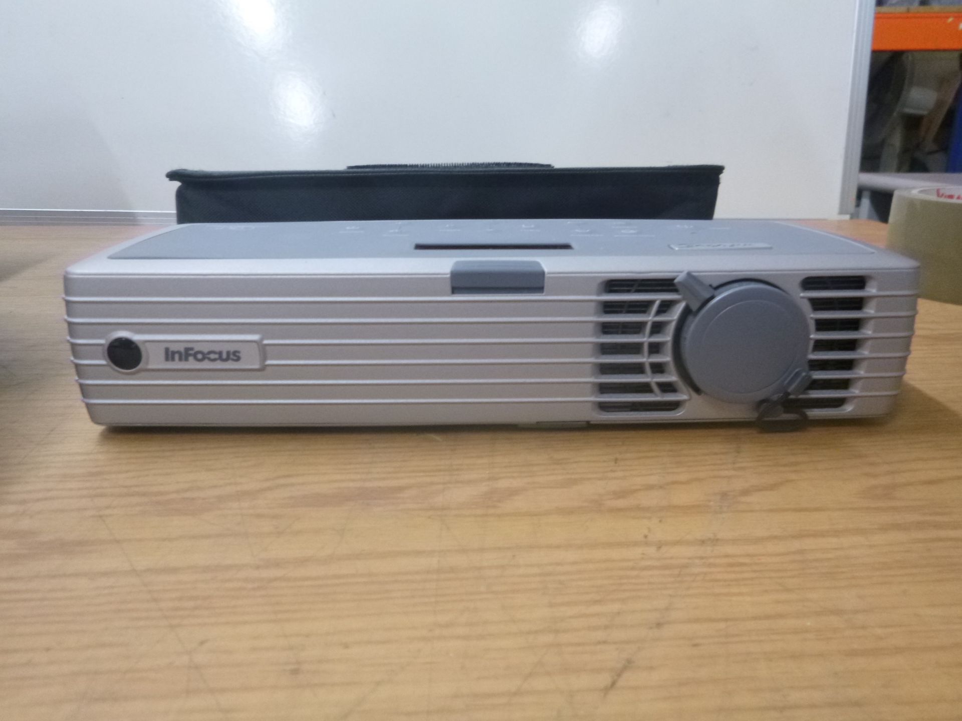 INFOCUS LP120 PROJECTOR. WITH CARRY CASE. - Bild 4 aus 5