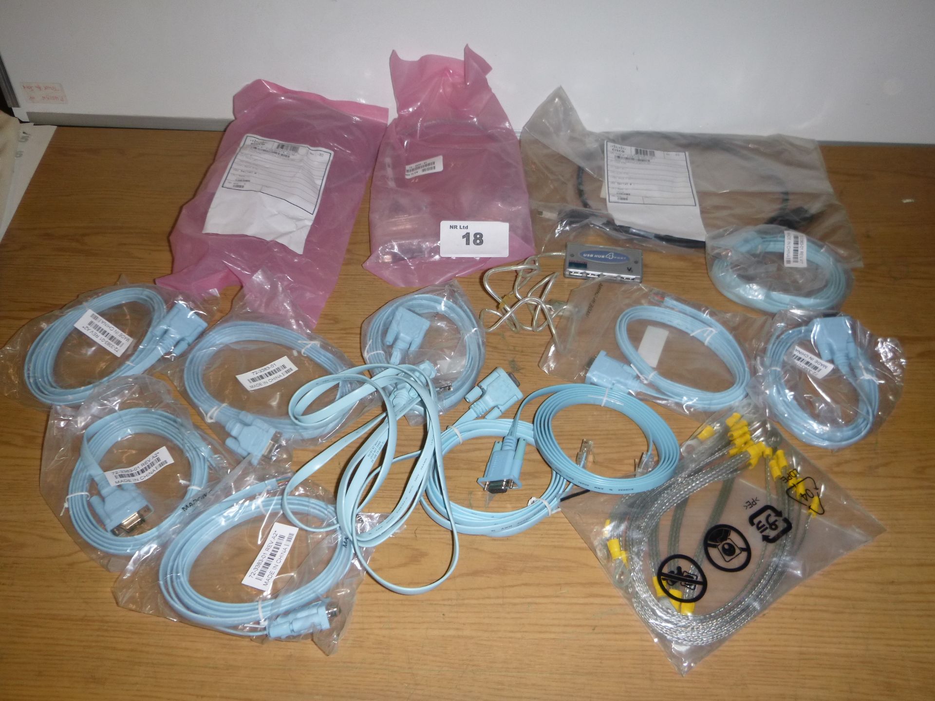 CISCO. 3 X CAB STACK CABLES, 11 X CISCO CONSOLE CABLES , PACK OF EARHSTRAPS AND 1 X CISCO USB 4 PORT