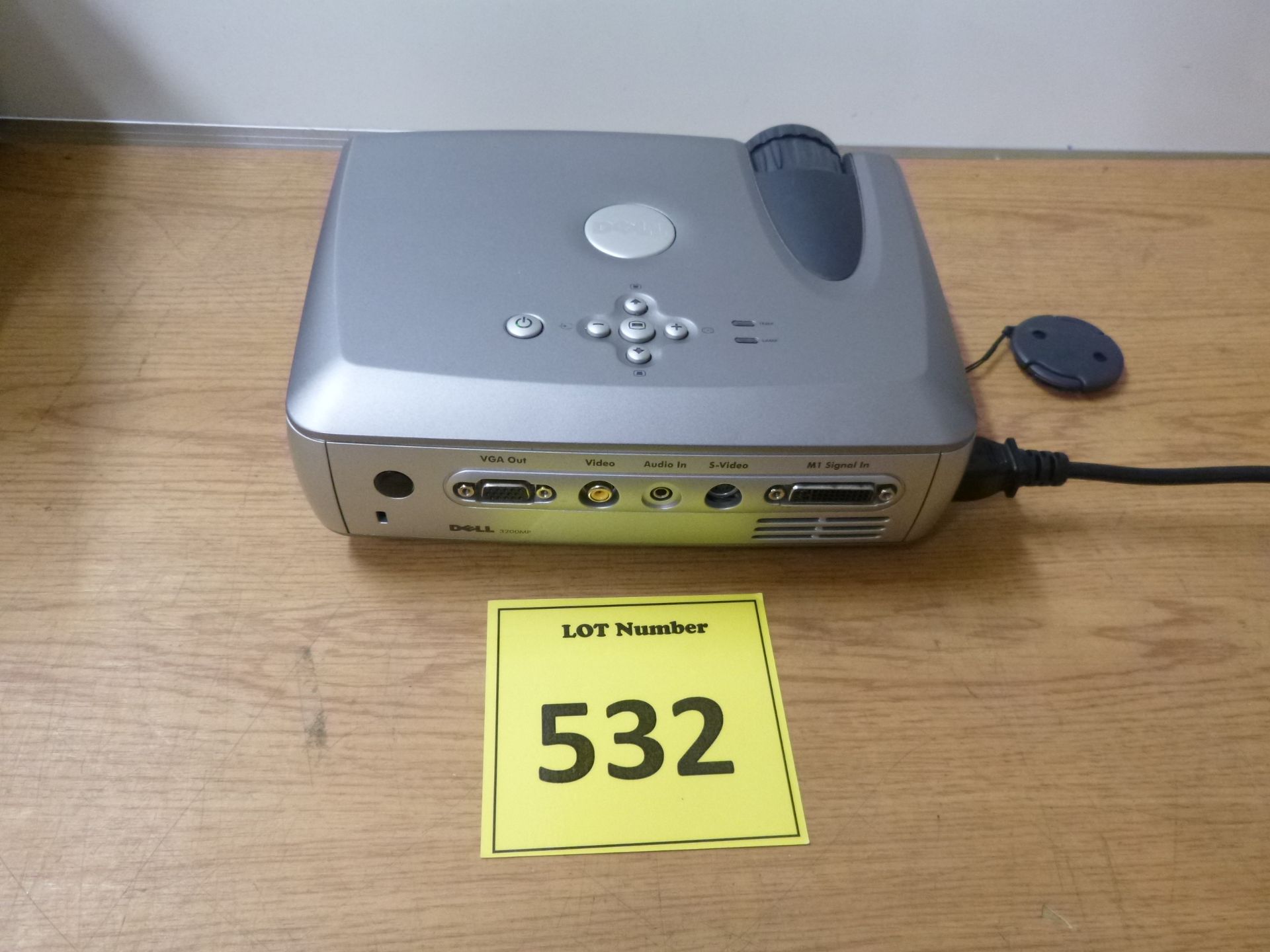 DELL 3200 DMP PROJECTOR. WITH BRIGHT PROJECTED IMAGE. SHOWING 442 LAMP HOURS.