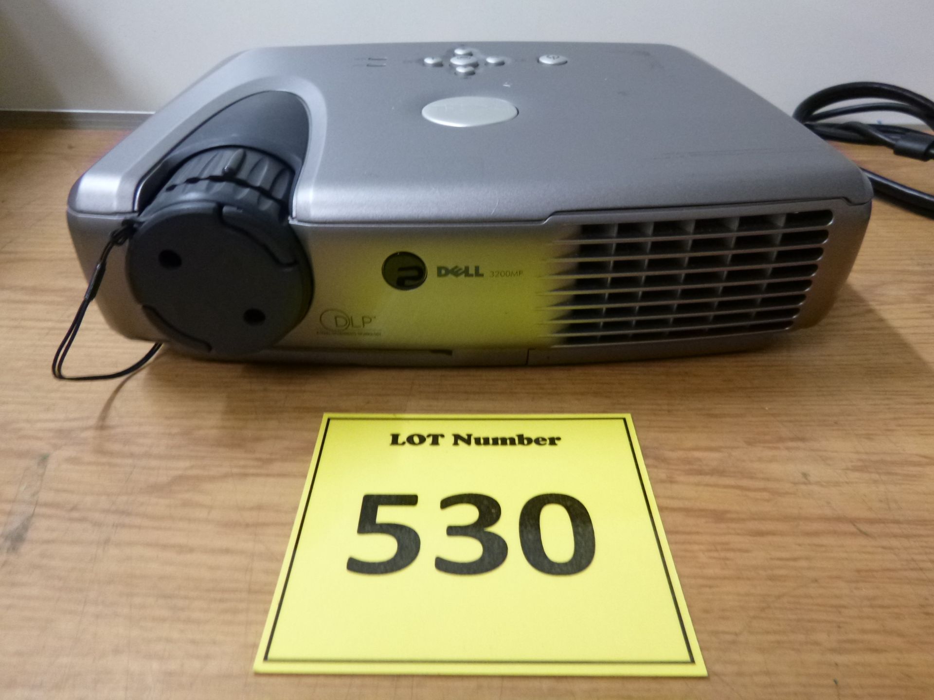 DELL 3200 DMP PROJECTOR. WITH BRIGHT PROJECTED IMAGE. SHOWING 530 LAMP HOURS. COMES IN ORIGINAL DELL