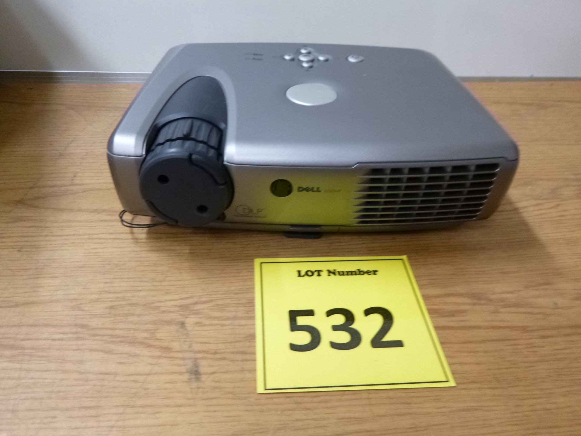 DELL 3200 DMP PROJECTOR. WITH BRIGHT PROJECTED IMAGE. SHOWING 442 LAMP HOURS. - Image 4 of 4