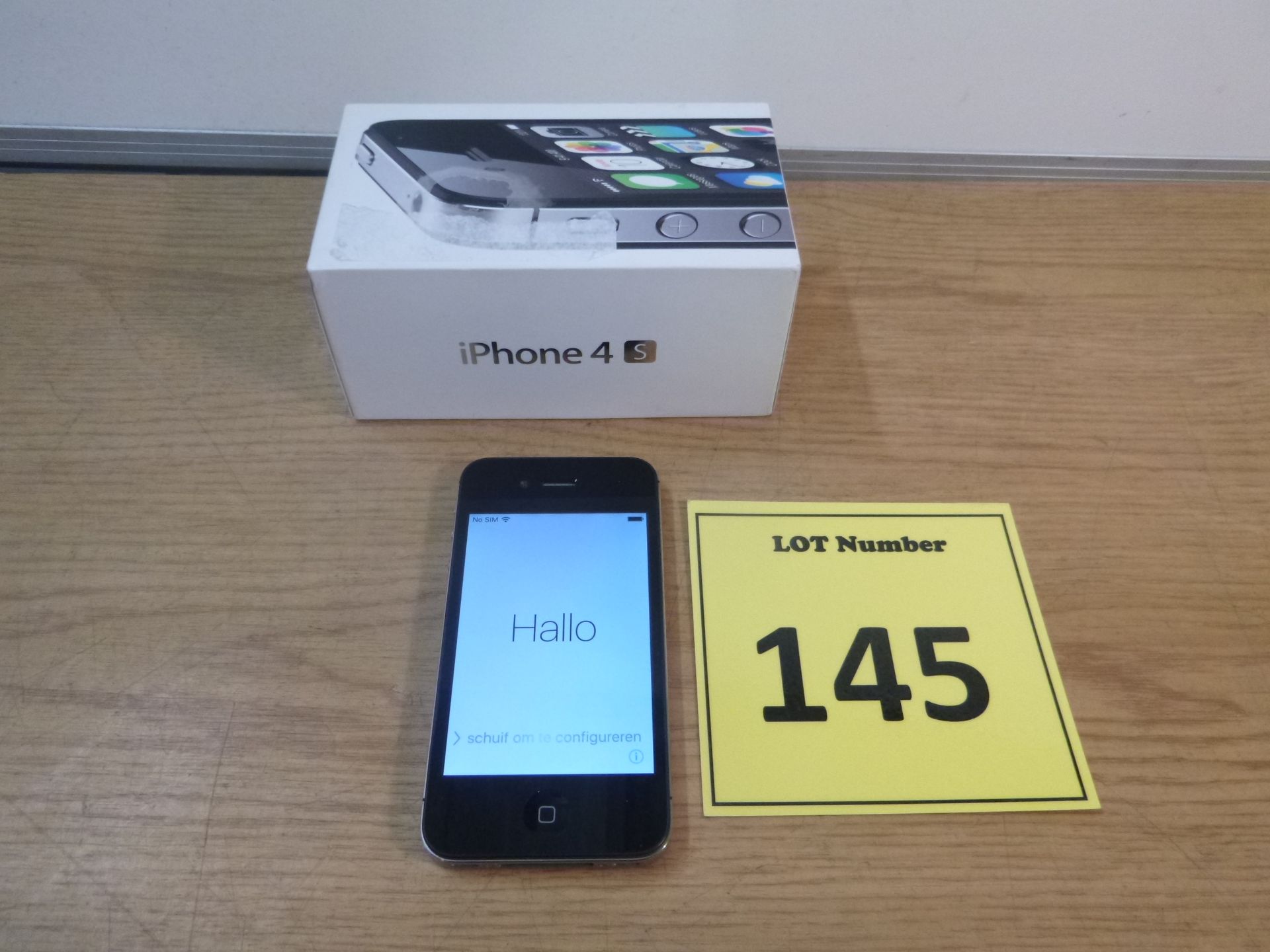 APPLE IPHONE 4S 8GB. MODEL A1387. WITH BOX. IN VERY CLEAN CONDITION