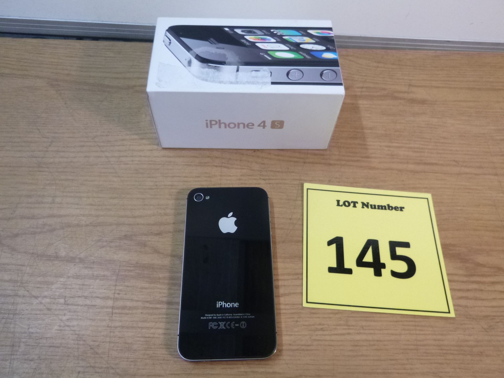 APPLE IPHONE 4S 8GB. MODEL A1387. WITH BOX. IN VERY CLEAN CONDITION - Image 2 of 2