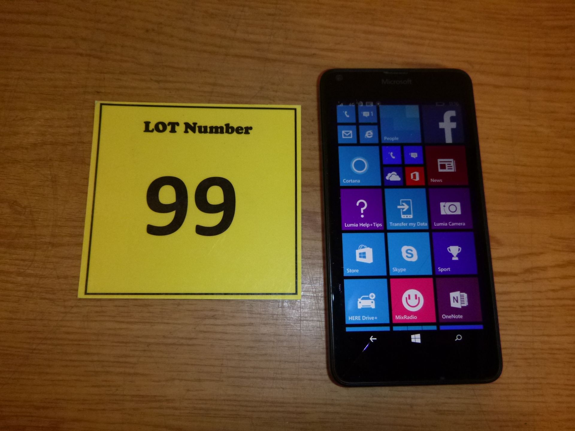 MICROSOFT LUMIA 640 8GB DUAL SIM SMARTPHONE.UNLOCKED. CRACK ON DIGITISER