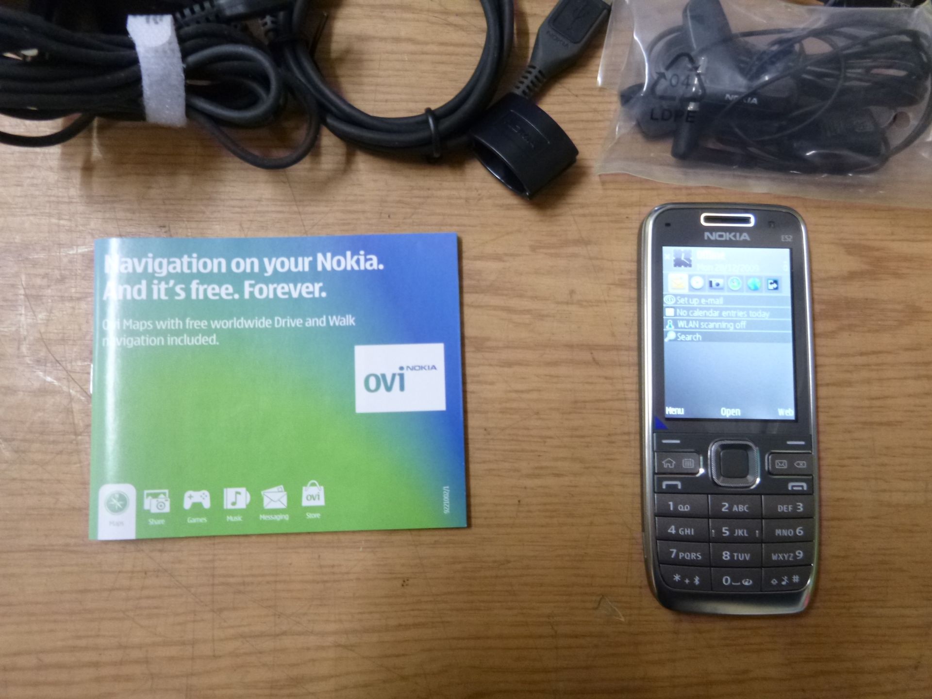 NOKIA E52-1 Metal VERSION MANUFACTURED IN FINLAND. BOXED WITH CHARGER, EARPHONES, CABLES, - Image 2 of 2