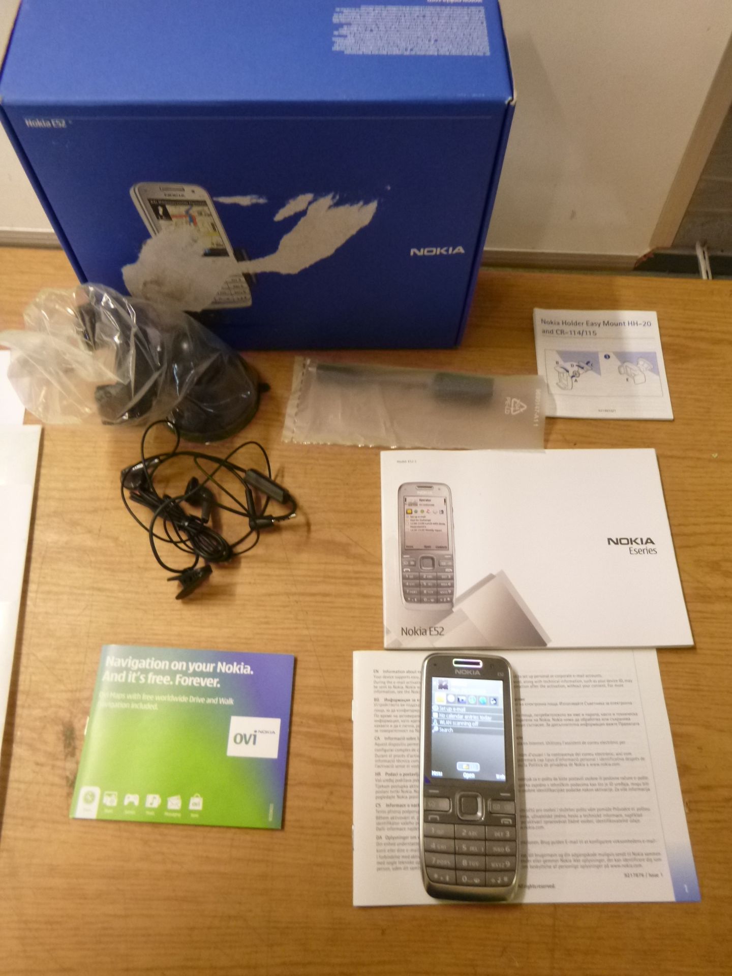 NOKIA E52-1 Metal VERSION MANUFACTURED IN FINLAND. BOXED WITH CHARGER, EARPHONES, CABLES,