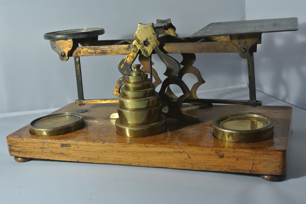 COLLECTABLES - A set of antique brass postal scale - Image 2 of 6