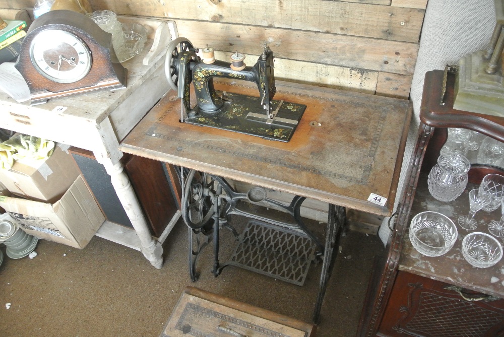 COLLECTABLES - A vintage/ antique Singer sewing ma - Image 2 of 3