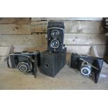 COLLECTABLES - A collection of vintage cameras to