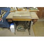 COLLECTABLES - A vintage/ antique Singer Sewing ma