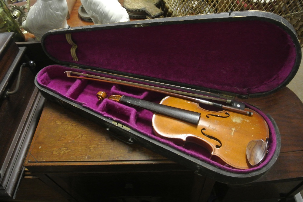 COLLECTABLES - A vintage cased violin with interio
