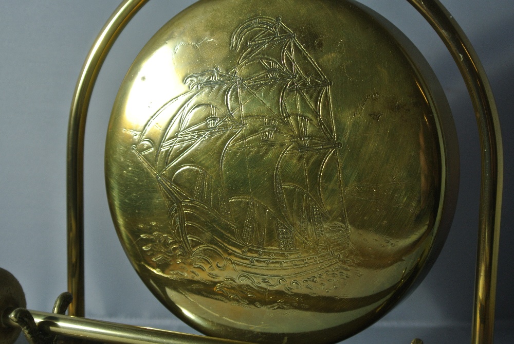 COLLECTABLES - A small vintage table top brass gon - Image 3 of 3