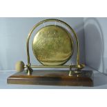 COLLECTABLES - A small vintage table top brass gon