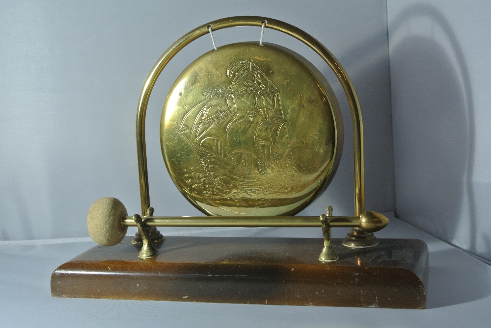 COLLECTABLES - A small vintage table top brass gon - Image 2 of 3