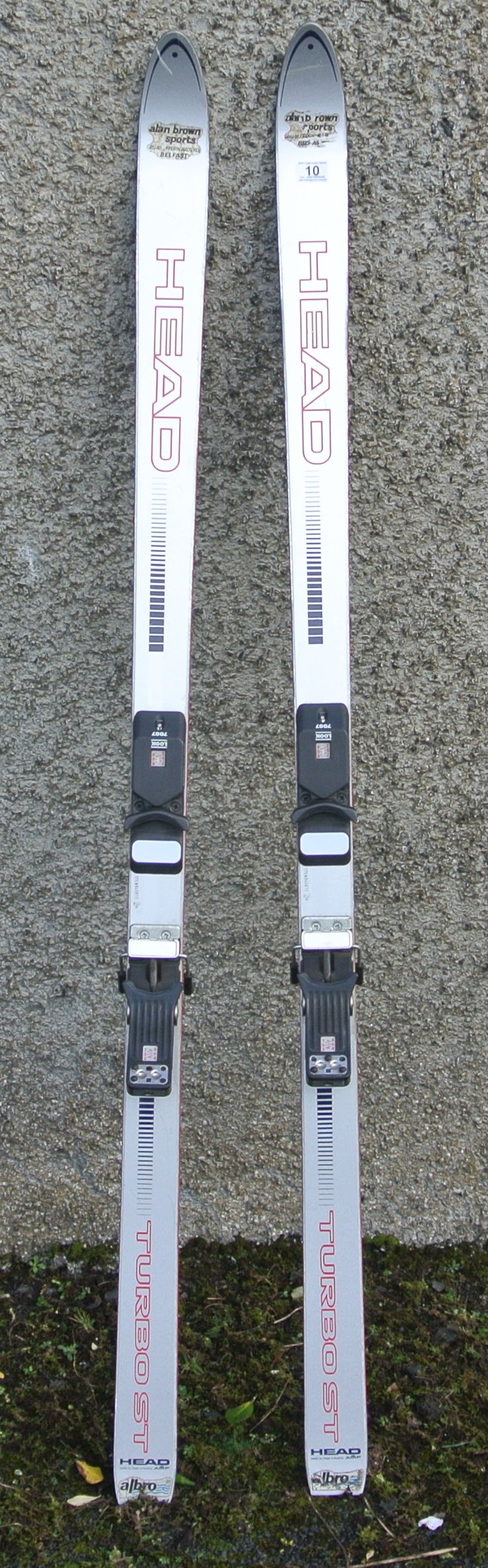 COLLECTABLES - A pair of vintage/ retro snow ski's