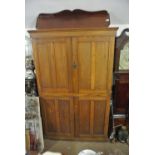 FURNITURE/ HOME - A stunning antique oak cupboard/