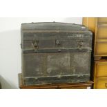 COLLECTABLES - A vintage/ antique dome top trunk,